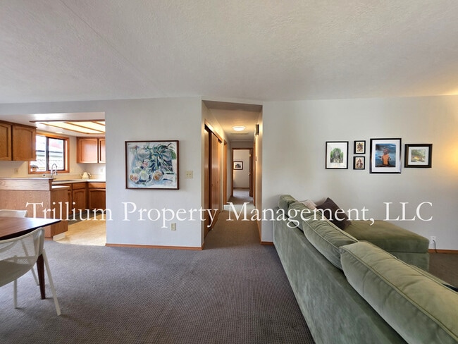 Building Photo - 110 SE 65th Ave