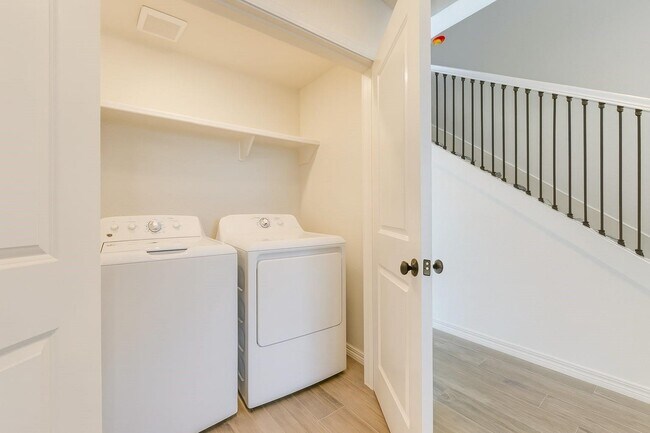 Building Photo - 16770 Meadowcroft St