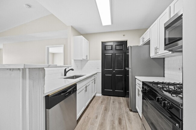 Building Photo - 9010 Charlotte Ct