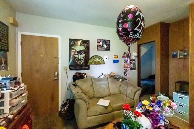 Building Photo - PRELEASING for AUGUST! Close to Campus