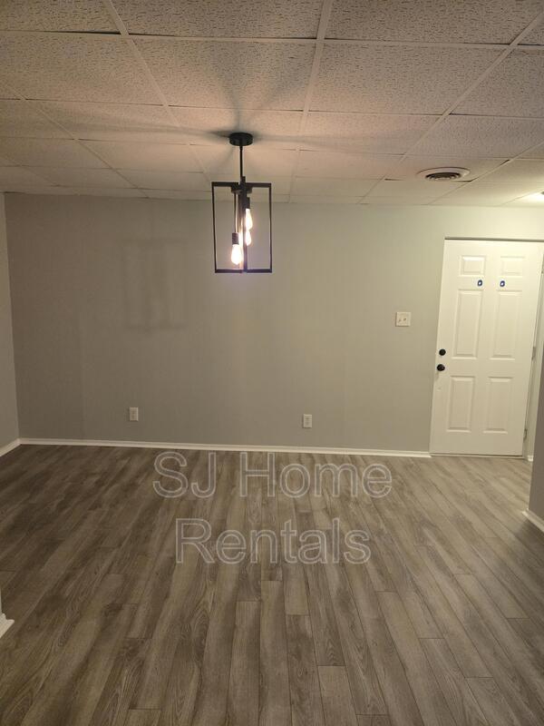 Building Photo - 215 S Pavilion Ave