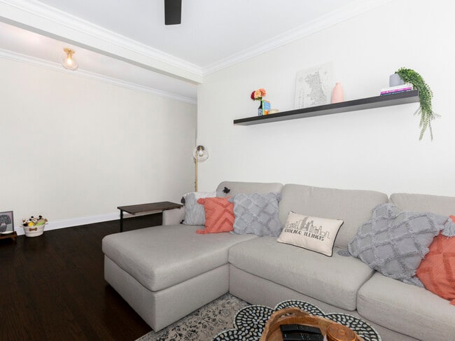 Building Photo - 1335 W Lunt Ave