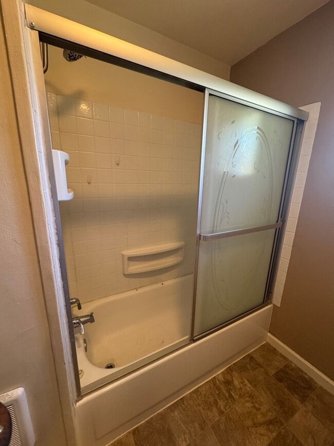 Building Photo - 3 bed 1 bath with large back yard - ONE SM...