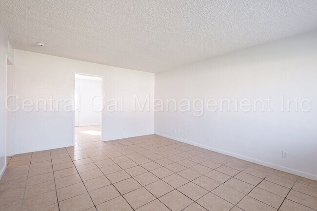 Building Photo - 2 Bedroom/1 Bath Apartment  - $995 Per Month!