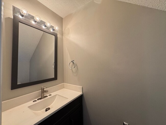 Building Photo - 3 Bedroom Townhome