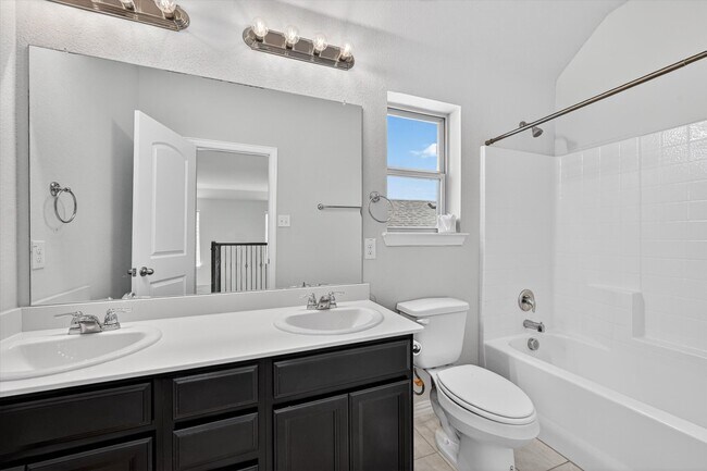 Building Photo - 2017 Miramar Dr