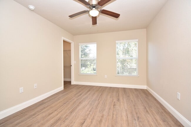 Building Photo - 2600 SW 35th Place #10 (Heather Lane)