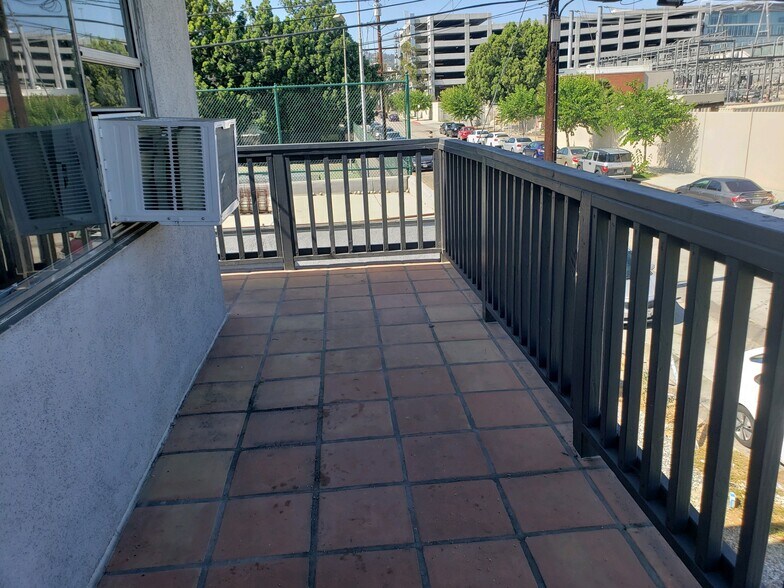Balcony - 907 N Poinsettia Pl
