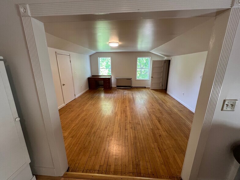 Building Photo - 196 Pine St