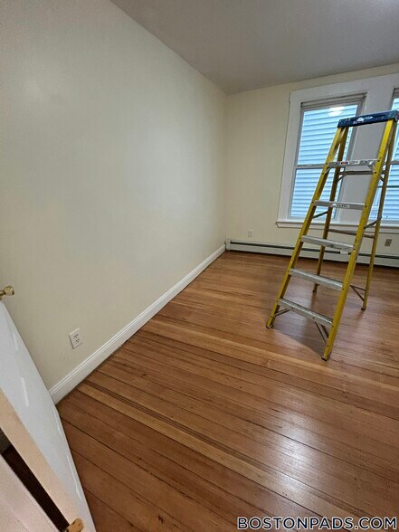 Building Photo - 64 Pleasant St