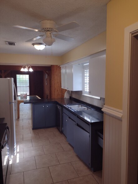 Spacious Kitchen, All Stainless Appliances - 2220 S Whitehouse Cir