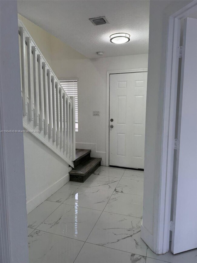 Building Photo - 618 SW 2nd Pl