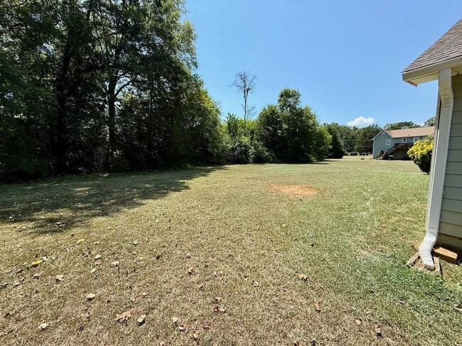 Building Photo - Ranch Living at its Finest