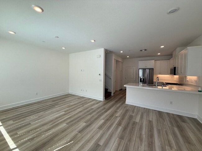 Building Photo - 3 bedroom + loft, 2 1/2 bath townhome in amazing Simi Valley location