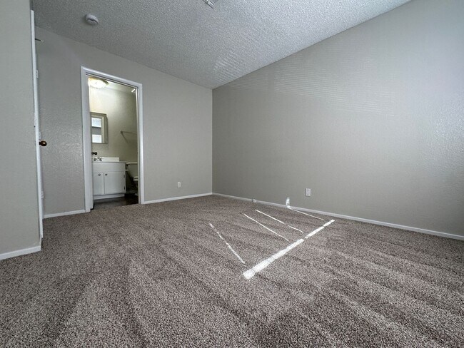 Building Photo - Spacious 2 Bed Townhome with Balcony, Washer/Dryer Included