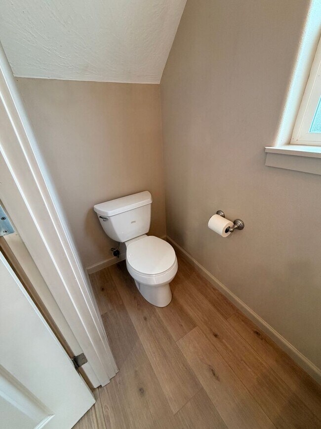 Building Photo - 3-Bedroom Duplex in Lowell