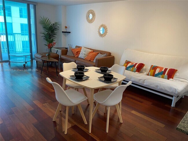 Building Photo - 1200 Brickell Bay Dr