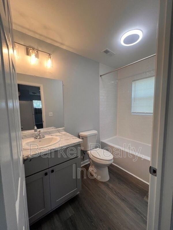 Building Photo - 1602 Pender St