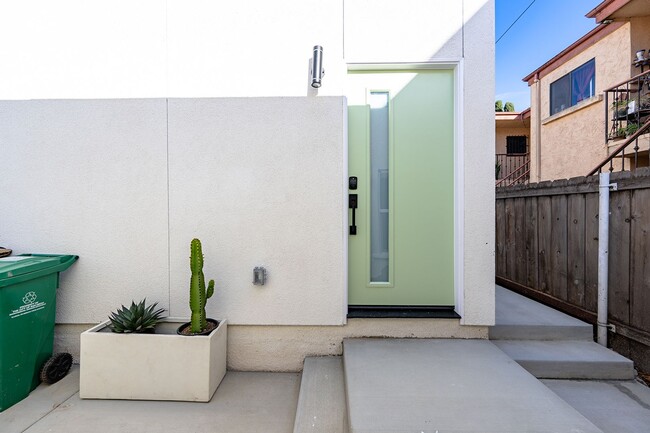 Building Photo - New 1 Bed 1 Bath Apartment