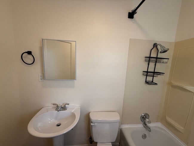 Building Photo - Tulsa One Bedroom Water and Trash Included