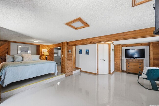 Building Photo - 2681 Lakeview Dr