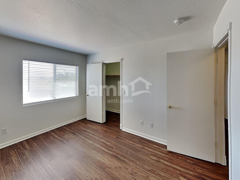 Building Photo - 11801 N Olive St