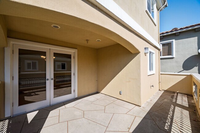 Building Photo - Spacious detached townhome available in So...
