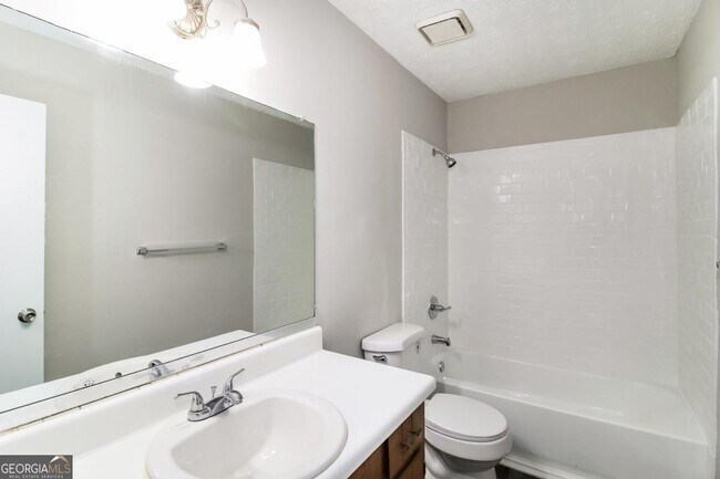 Building Photo - 307 Hamilton Glenn