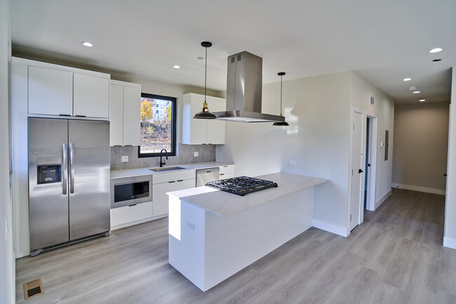 Building Photo - 1405 E 65th Pl