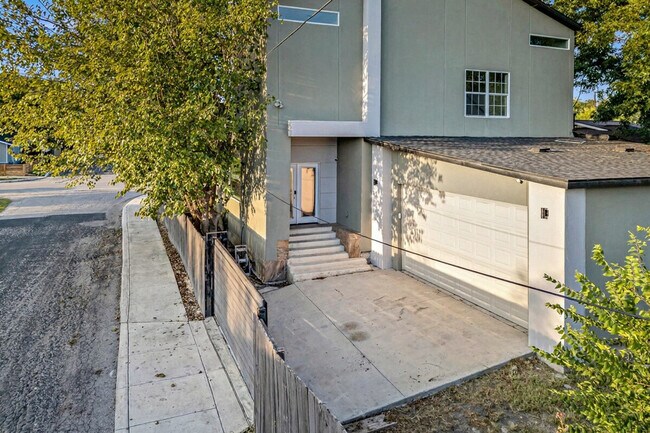 Building Photo - 219 Utah St