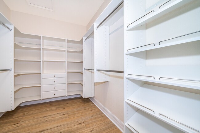 Building Photo - 10132 Eagle Creek Center Blvd