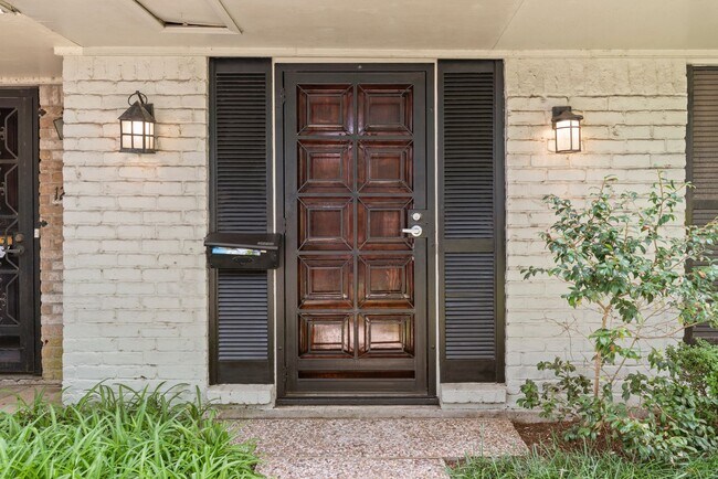 Building Photo - Stylish & Renovated Townhome in Prime West...