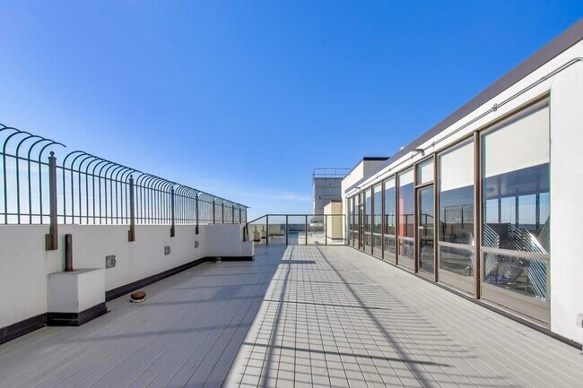 Building Photo - 5455 N Sheridan Rd