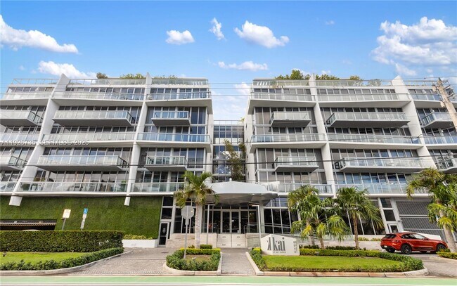 Building Photo - 9940 W Bay Harbor Dr