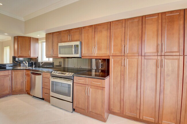 Building Photo - 23181 Fountain View Dr