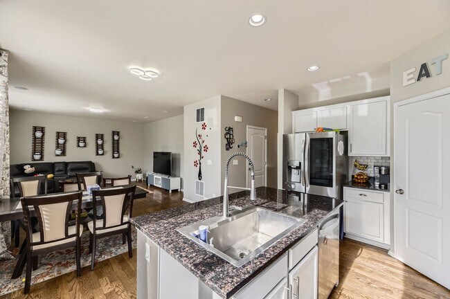 Building Photo - Beautiful 2 story 2,518 sq ft 4 bed 2.5 bath single family home