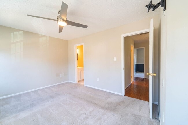 Building Photo - Great 3 BD 3.5 BA Townhome in a great location!