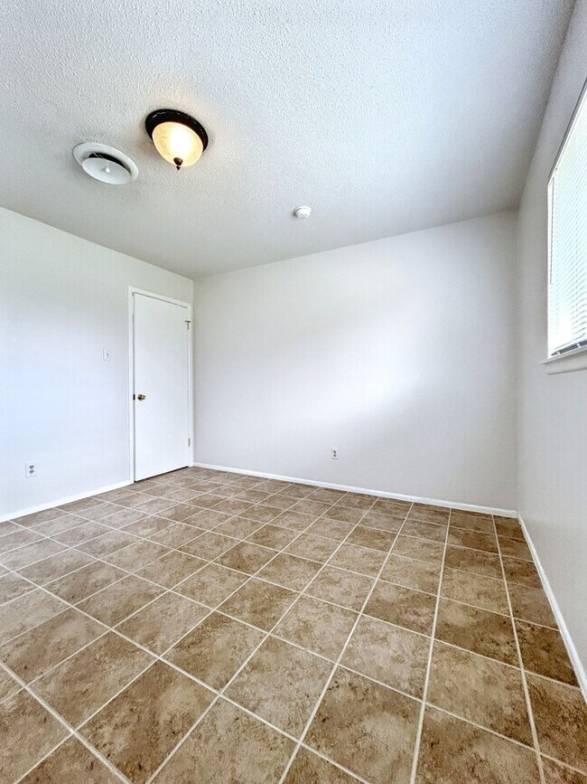 Building Photo - 1212 Hillcrest Dr
