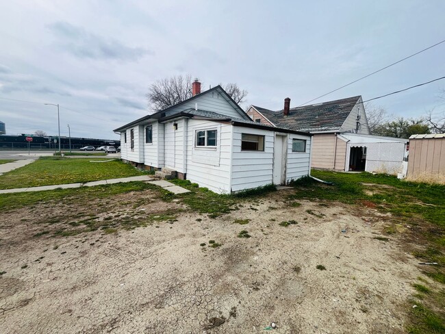 Building Photo - 3 bedroom 2 bathroom house