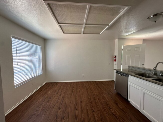 Building Photo - 3bd/2ba Condo - MOVE-IN SPECIAL! ½ OFF 1ST...