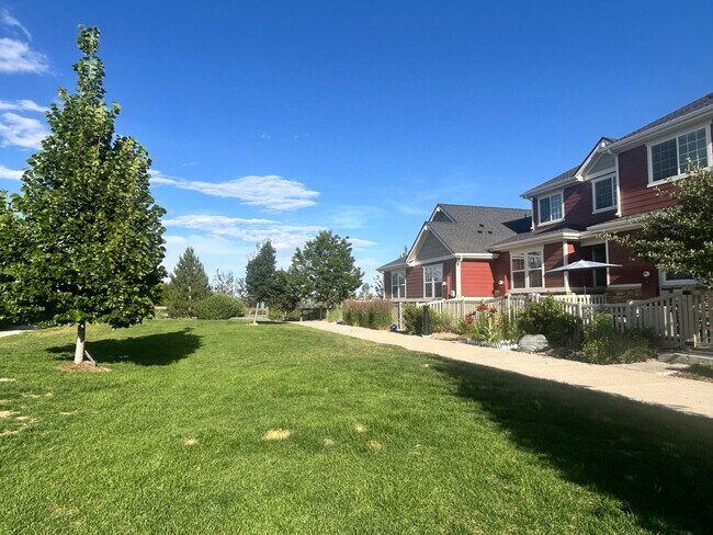 Building Photo - Modern Three Bedroom Townhome Available For Rent in Creekside