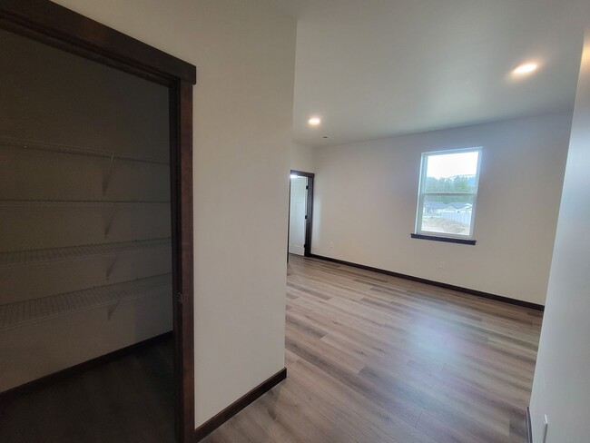 Building Photo - New 3 bedroom, 2 bathroom Town home in Pri...