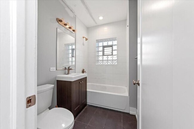 Building Photo - 2 bedroom in Chicago IL 60625