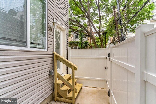 Building Photo - 2710 Latona St
