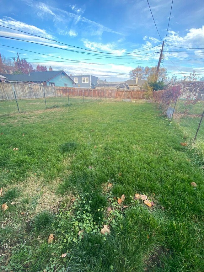 Building Photo - L205