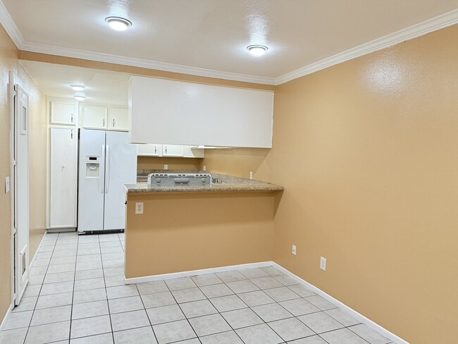 Building Photo - 9813 Caspi Gardens Dr