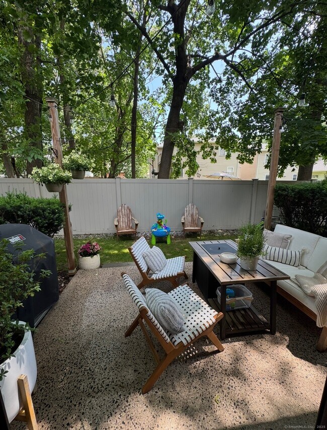 Building Photo - 10 Mead St