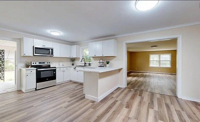 Building Photo - PENDING 3 Bed 2 Bath Home