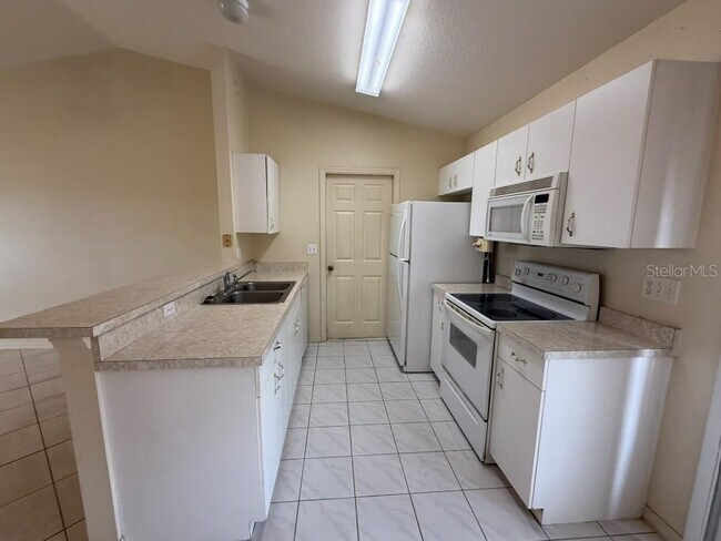 Building Photo - 2908 9th Ave Dr E