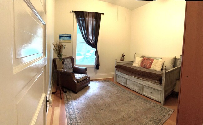 Building Photo - Vintage Home, furnished and upgraded: Occi...
